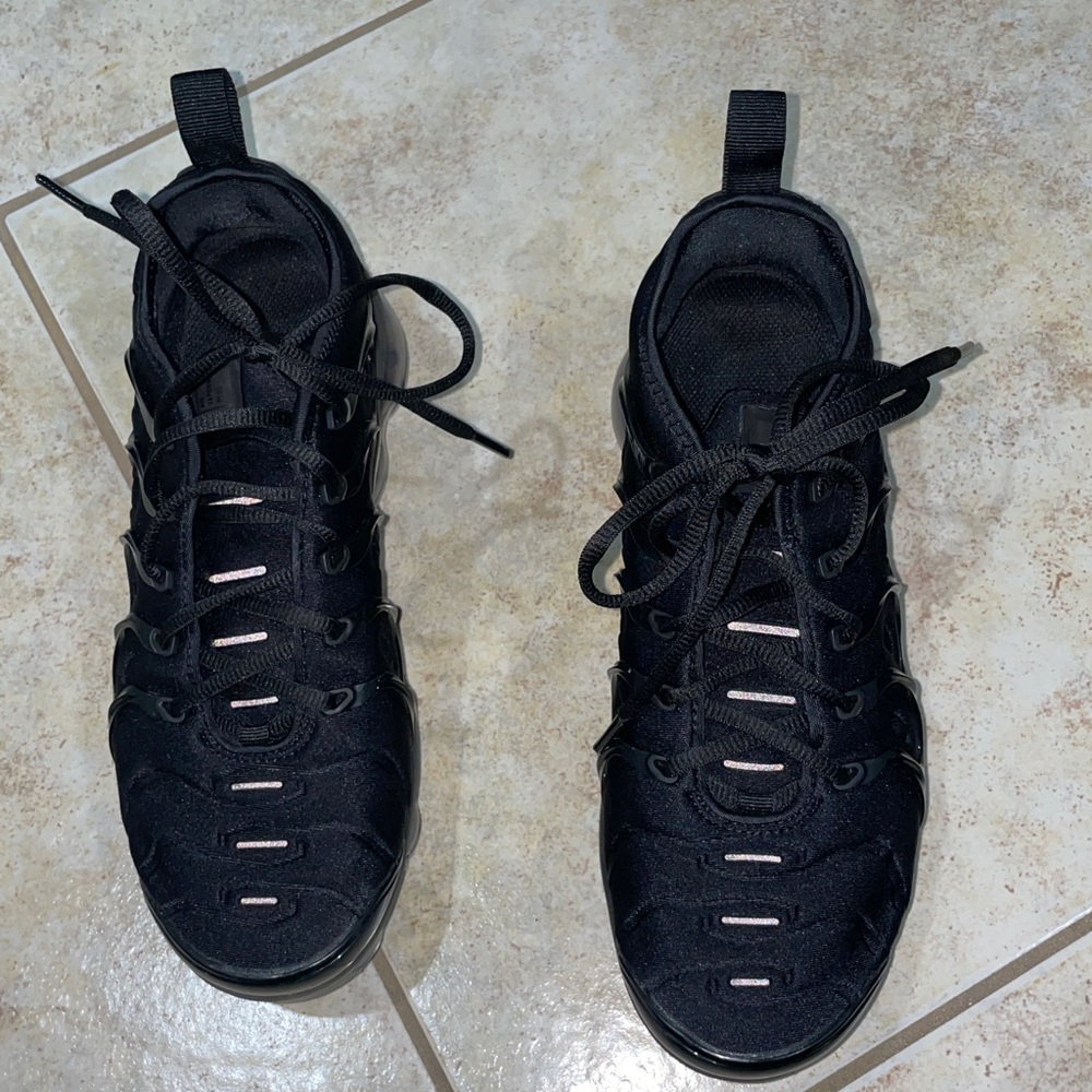 All black Nike vapormax plus